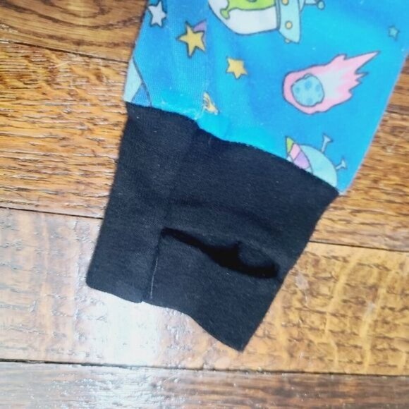 Dolls Kill Delia's New World Alien Print Contrast Trim Top & Jogger - Picture 10 of 15